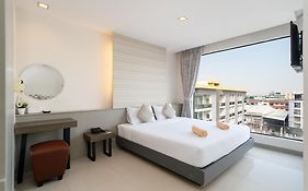Leenova Hotel